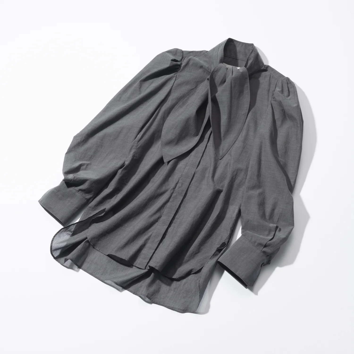 ボウタイブラウス￥52,800／カオス表参道（カオス）