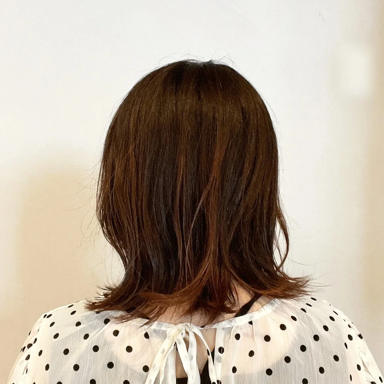 後ろから見た 40代人気ミディアムヘアスタイル9位