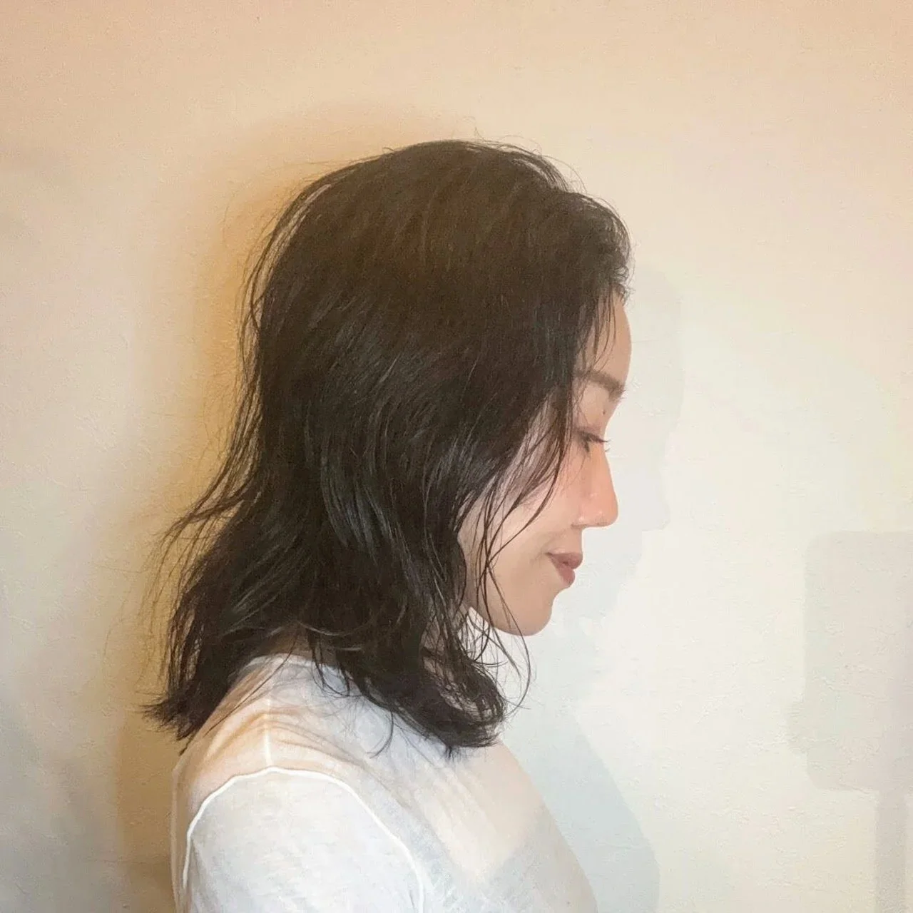 横から見た　アラフォーに合う人気ミディアムヘアスタイル３位