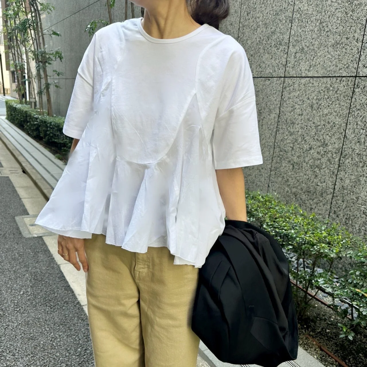 AAYUSHI（アユーシ）のペプラムラッフルTシャツ