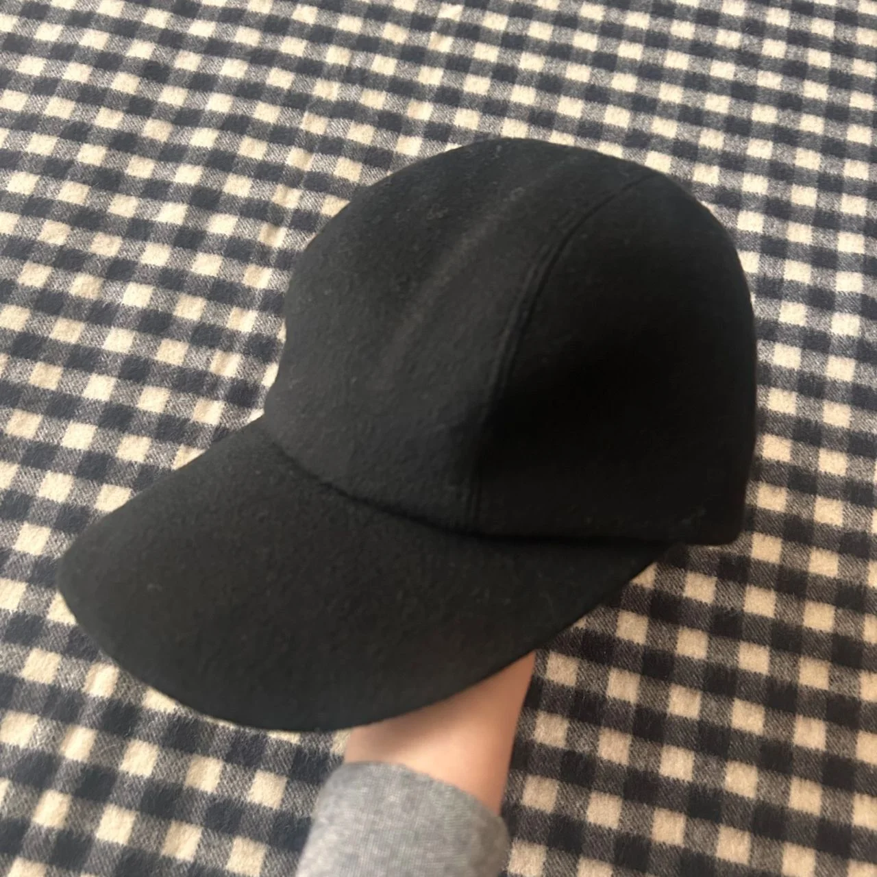 エントワフェインの黒のキャップ　横から見たところ