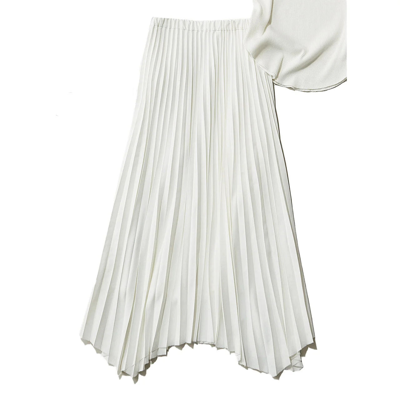 クリアな白＆ハリ素材で甘くならないプリーツスカート