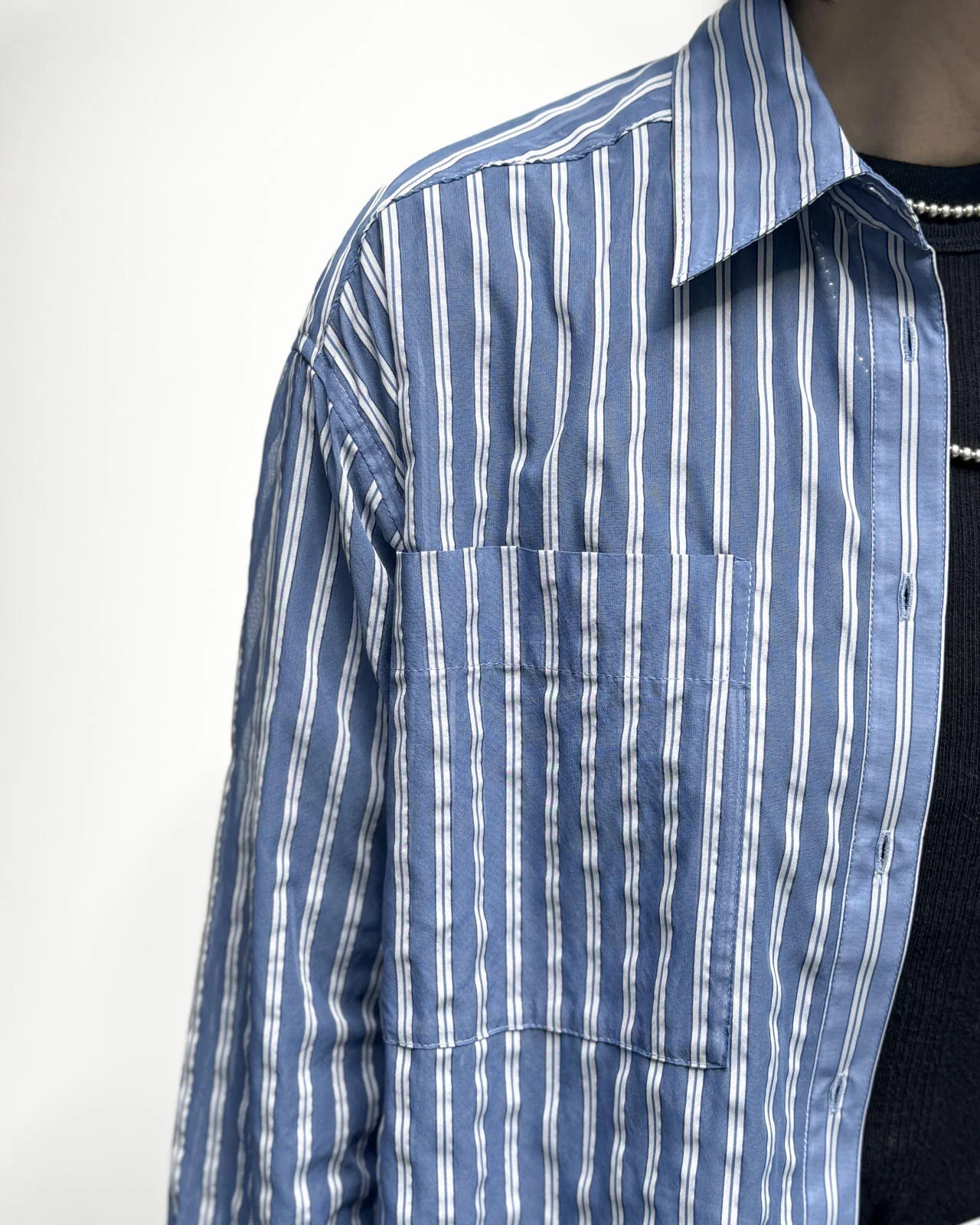 透けストライプボウタイ付きシャツ　襟もと