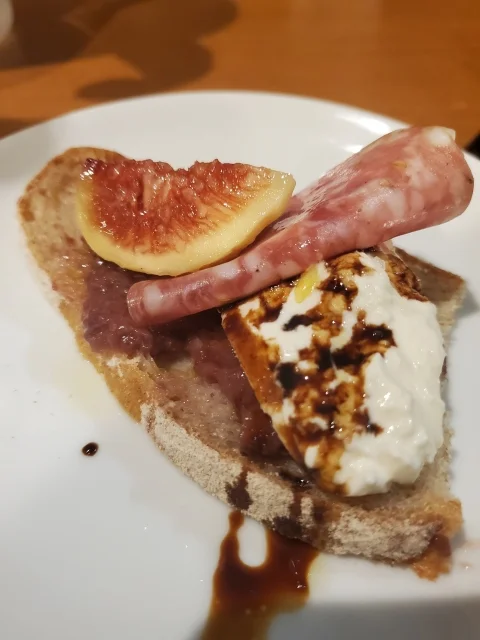 松陰神社前のイタリア居酒屋おきなやのブラータチーズとイチジクのタルティーヌ、世田谷若林の人気ディナー店