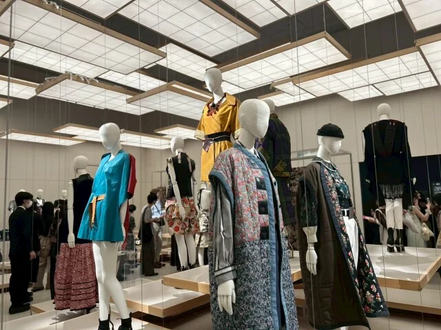 ルイ・ヴィトン VISIONARY JOURNEYS展(ファッションショー1)