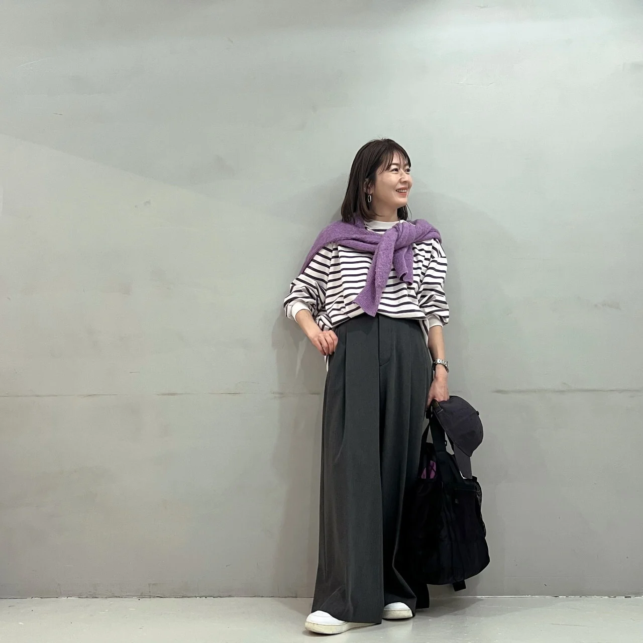 モヘア混ふわ軽コンパクトニットのラベンダーの肩掛けコーデ　ボーダーのカットソーとグレーのワイドパンツに合わせて