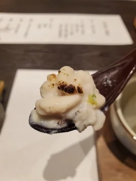 旬菜ダイニング白樺内の寿しカウンター富寿し蔵にて、日本海で水揚げされた新鮮な魚介の握り寿司。