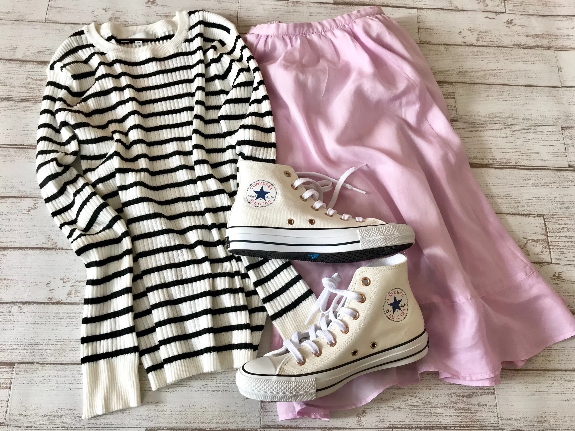 白コンバースのハイカットスニーカー×ボーダーニット＆ピンクスカートのファッションコーデ
