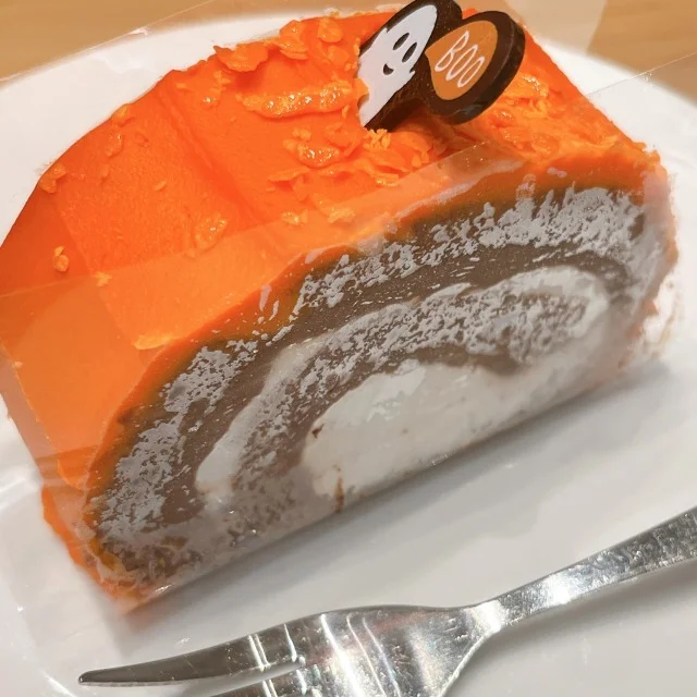 鮮やかなオレンジ色のスターバックスのチョコレートロールケーキ全体像