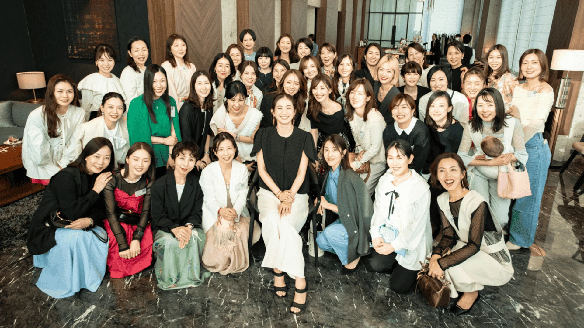 モデル高垣麗子とMarisol美女組の記念撮影2026