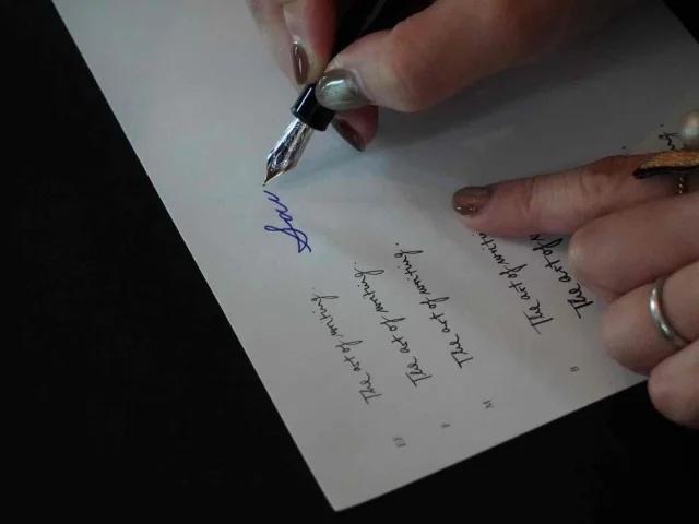 カリグラフィーのデモンストレーション