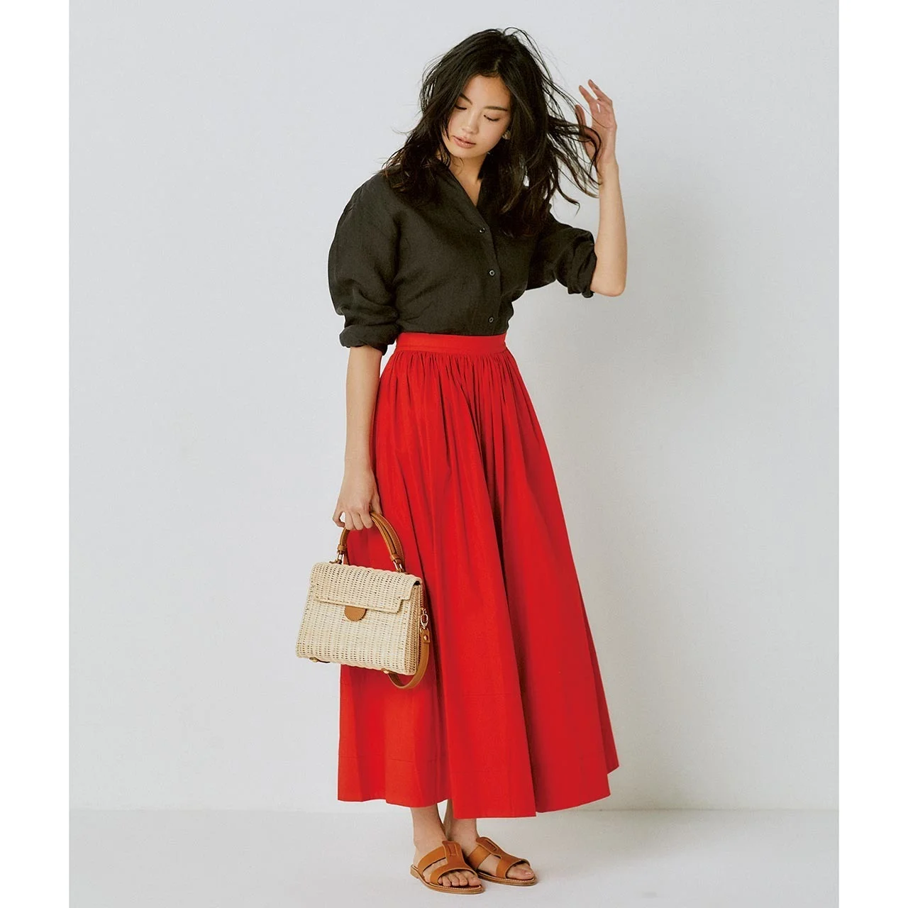 リネンのブラウンシャツ×赤いロングスカートコーデを着たモデルの矢野未希子さん