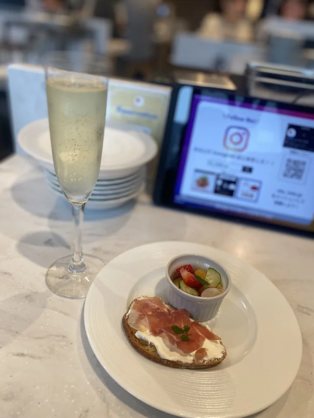 【大人気】KITTE大阪の【赤白】話題のウメキタエリアを見渡しながらカジュアルフレンチ_1_3-2