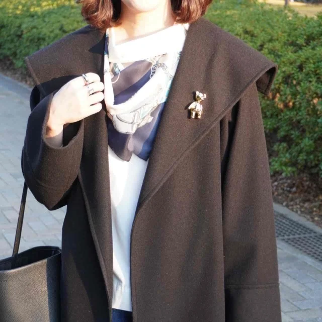 ブラックのアウターも軽やかに！