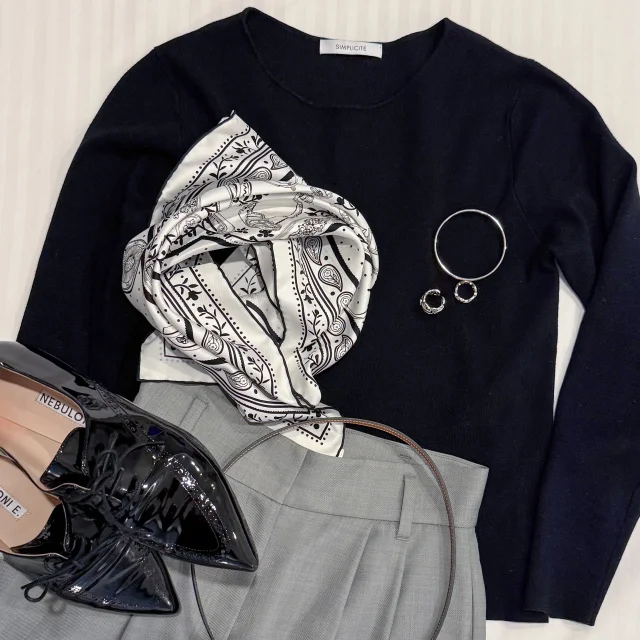 スカーフと小物を足したコーデ写真