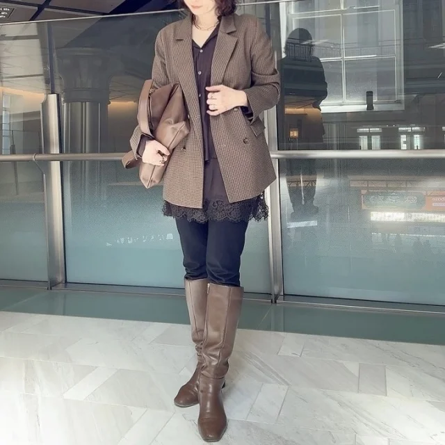 レースの色と同色のトップスにする