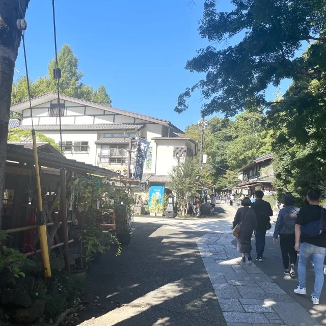 お店が建ち並ぶ深大寺の脇の通り