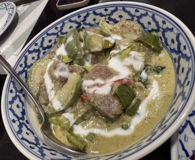 バンコク　レストラン　Plu