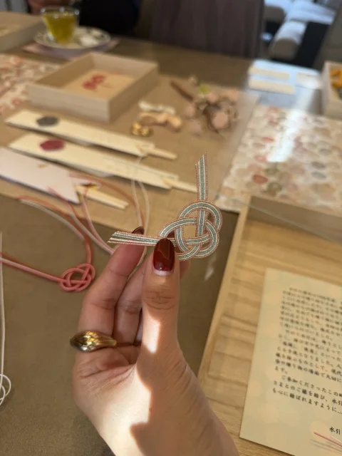 自分の好きな色であわじ結びを制作