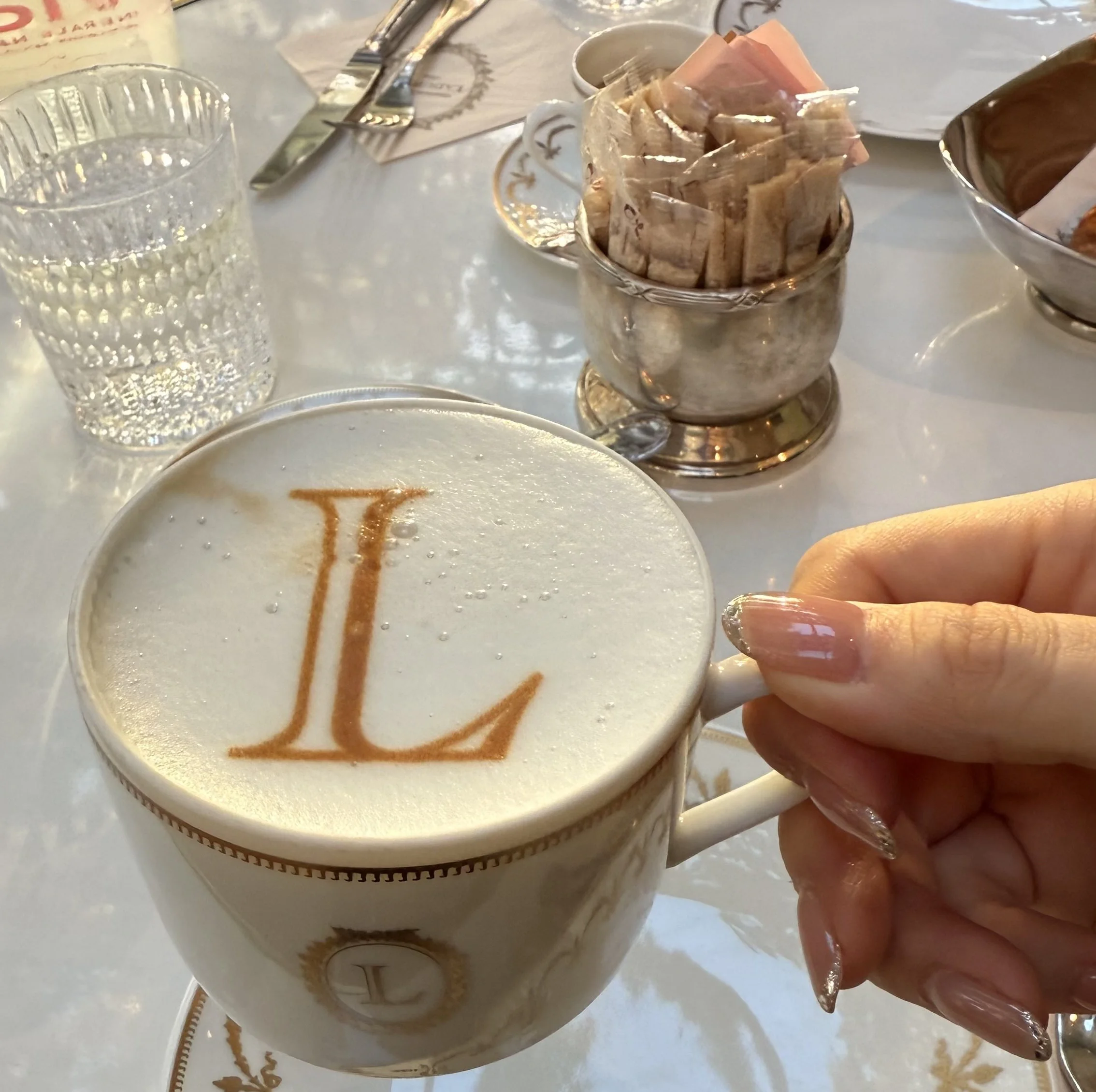 パリ旅行②｜ラデュレ シャンゼリゼ店が別世界…！パリ最大旗艦店で朝食を