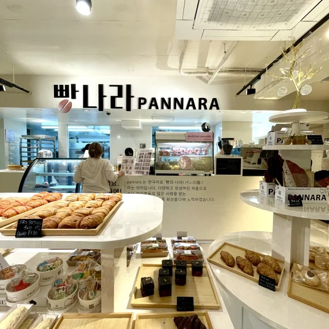 Bakery&amp;Sweets cafe PANNARA.
Lively interior of the store.