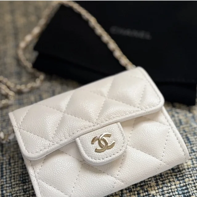 冬の白が映える、CHANELミニポシェット_1_1