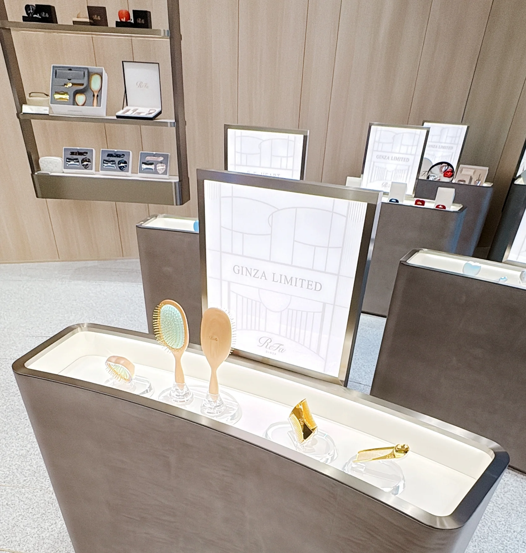 ReFa リファ GINZA  銀座　旗艦店　店内　「ReFa GINZA」限定アイテムも、カテゴリーを超えて一気にチェックできるのがうれしい。写真手前は、人気のヘアブラシやコームにゴールドコーティングを施したラグジュアリーな「ReFa GOLD SELECTION」。4品がセットになったゴージャスすぎるギフト（￥76230）セットも