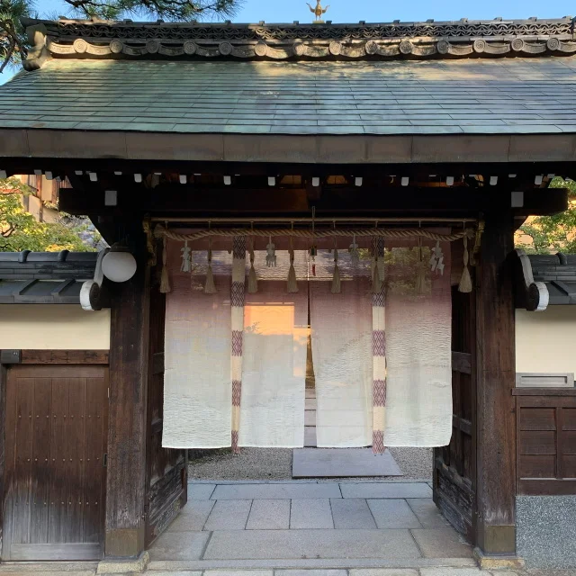 秋の京都を味わう旅。京都岡崎に佇む宿「源鳳院」の離れで格式ある伝統を感じる_1_2
