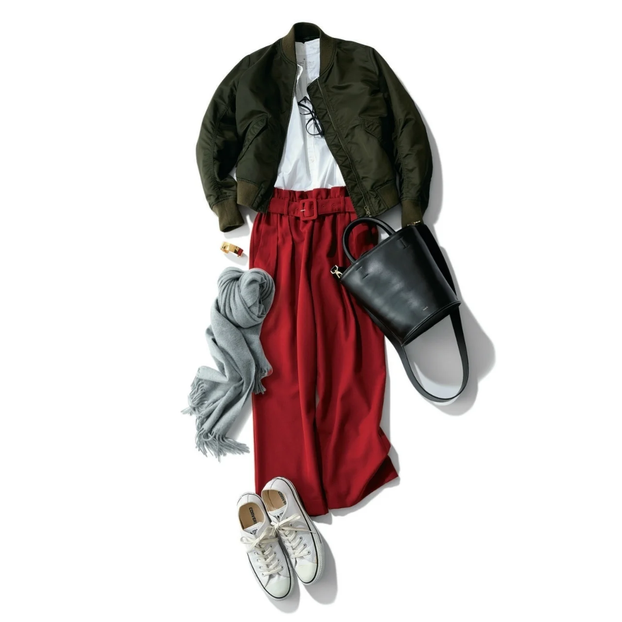 白コンバースのローカットスニーカー×ブルゾン＆赤パンツのファッションコーデ