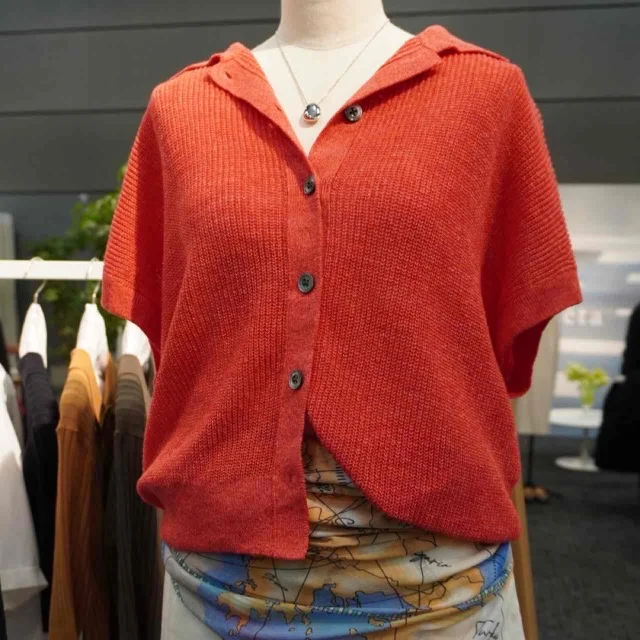 鮮やかな赤のポロニット