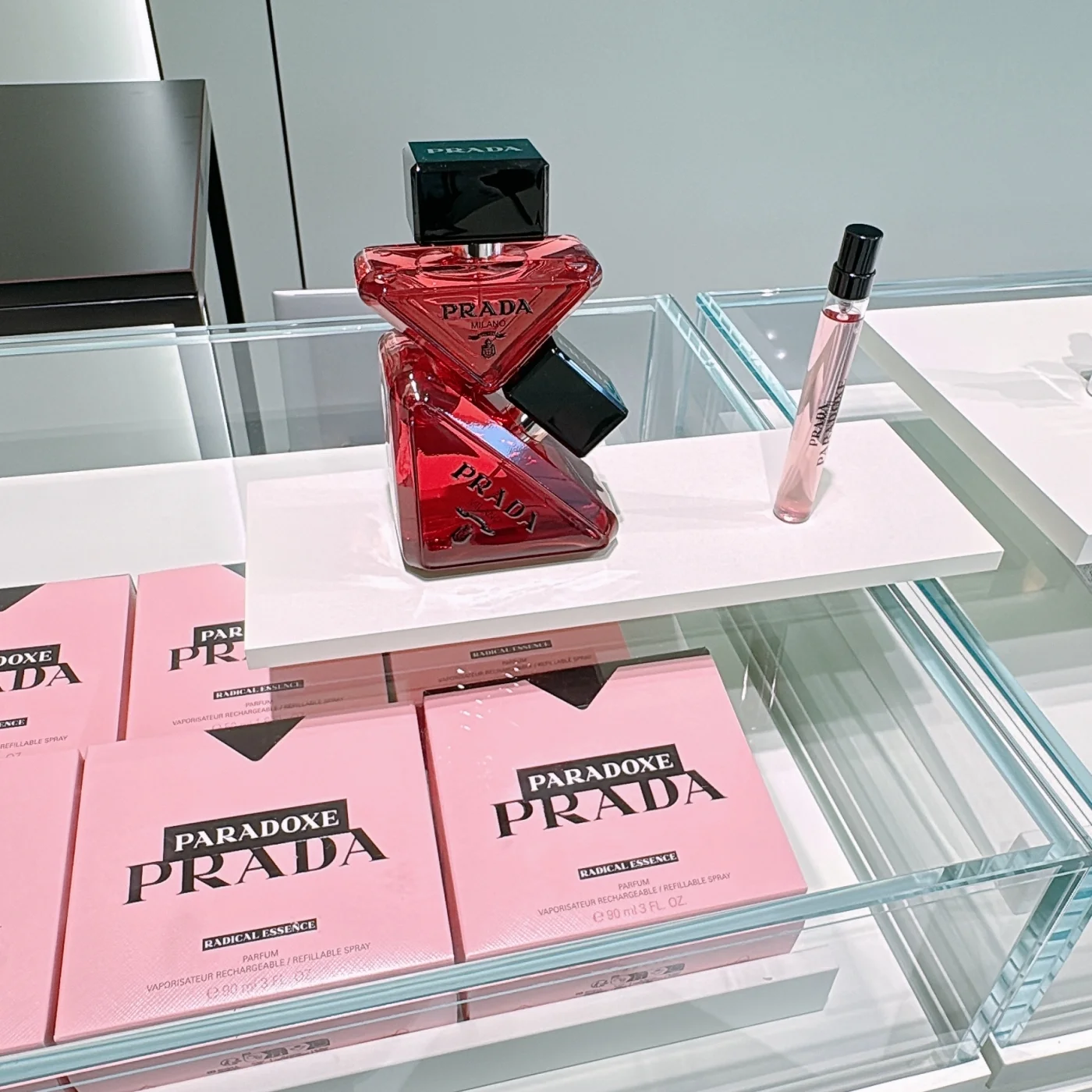 2025 秋新色 PRADA 発表会の写真 新フレグランス プラダ パラドックス ラディカル エッセンス パルファム 10mL ¥9020、30mL ¥16500、50mL ¥24090、90mL ¥33000 リフィル 100mL ¥30140/プラダ ビューティ<10月8日(水)発売> *10月1日(水)よりプラダ ビューティ トウキョウ、プラダ ビューティ公式オンラインストアにて先行発売