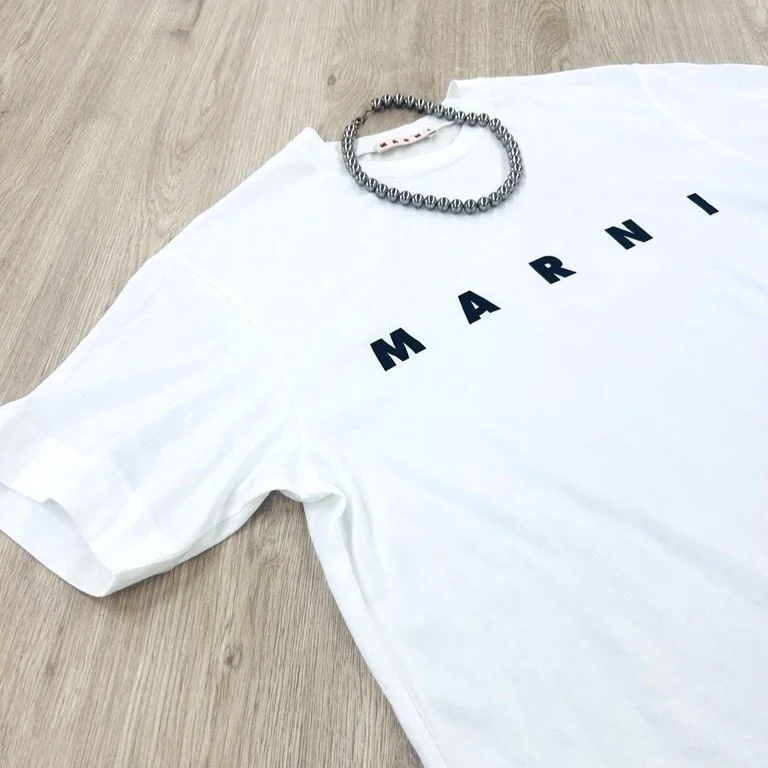 ロゴTが頼れる！ 一枚で決まる大人のTシャツ【Marisol編集部の“トリコ”#28】