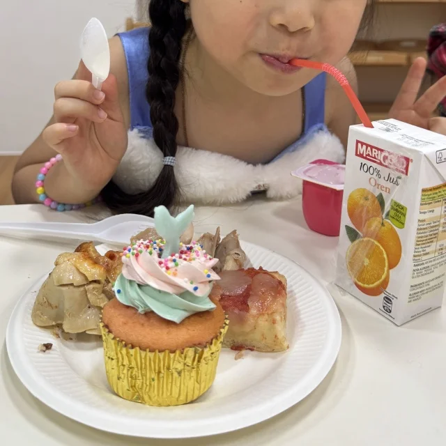 クリスマス気分を盛り上げる、紅白グリッターネイルでクリスマス会へ_1_7