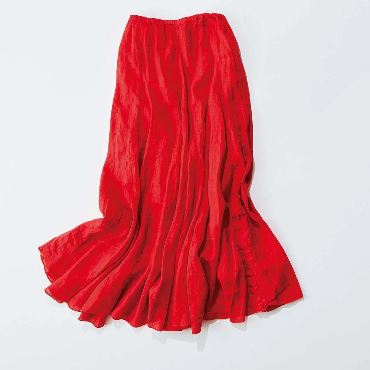 鮮やかな朱赤のロングスカート