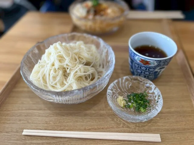 そうめんや木箱