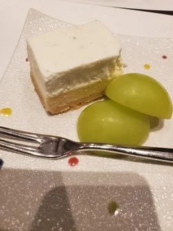 旬菜ダイニング白樺内の寿しカウンター富寿し蔵にて、日本海で水揚げされた新鮮な魚介の握り寿司。