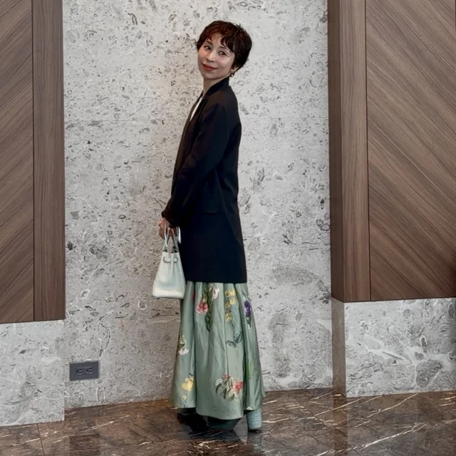 ザ・ロウのジャケット、CABANのスカート、マルジェラのブーツのコーディネート