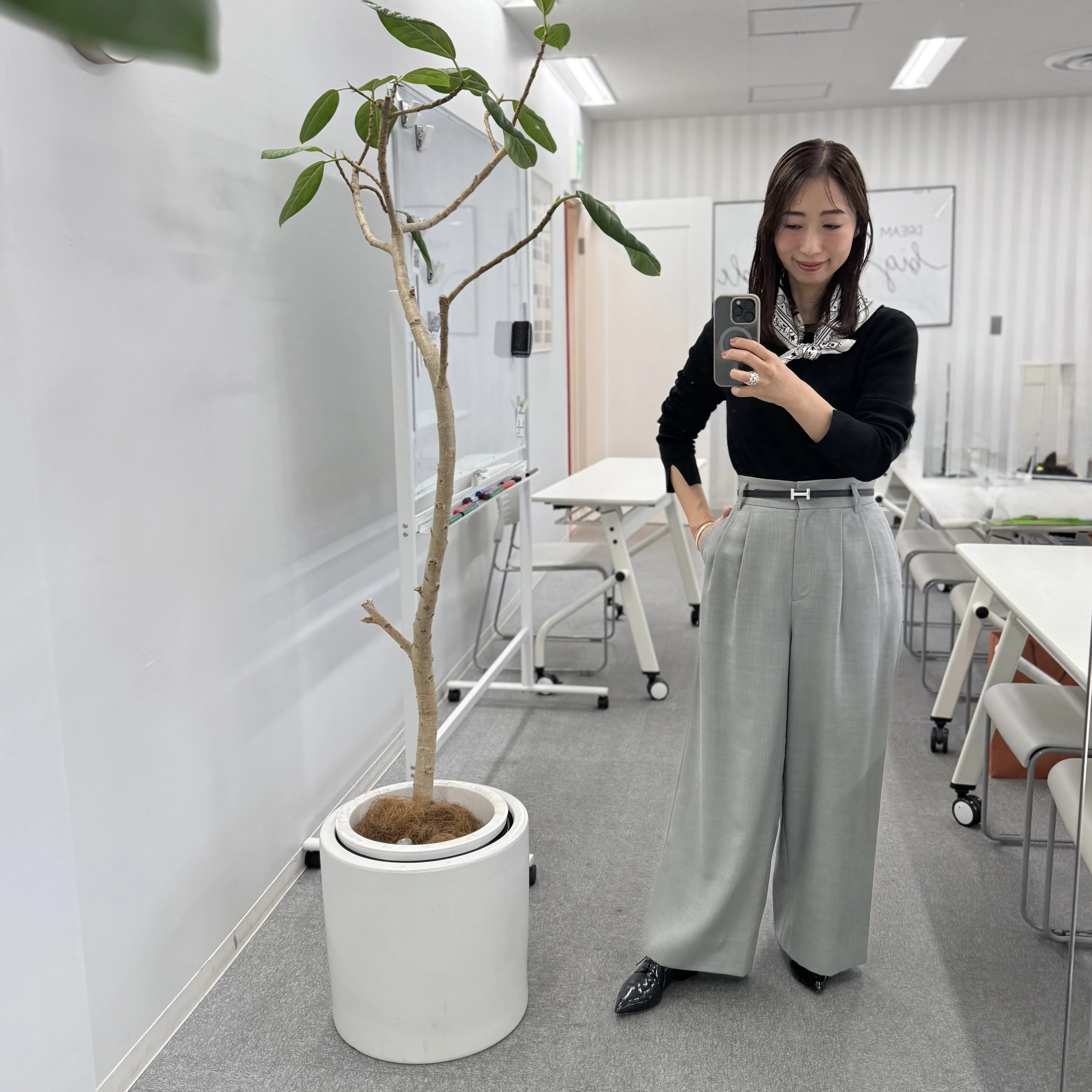 春は小物から｜HERMESスカーフで楽しむ大人のベーシック