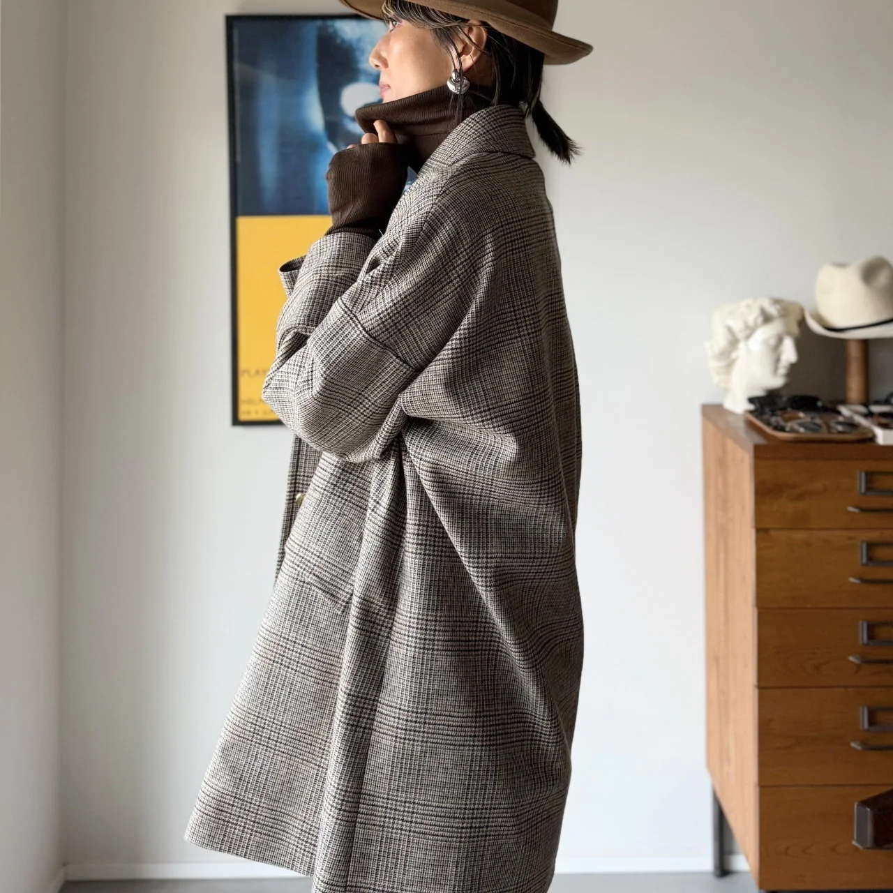 坪田あさみ　グレンチェック　ブラウンコート　コーデ