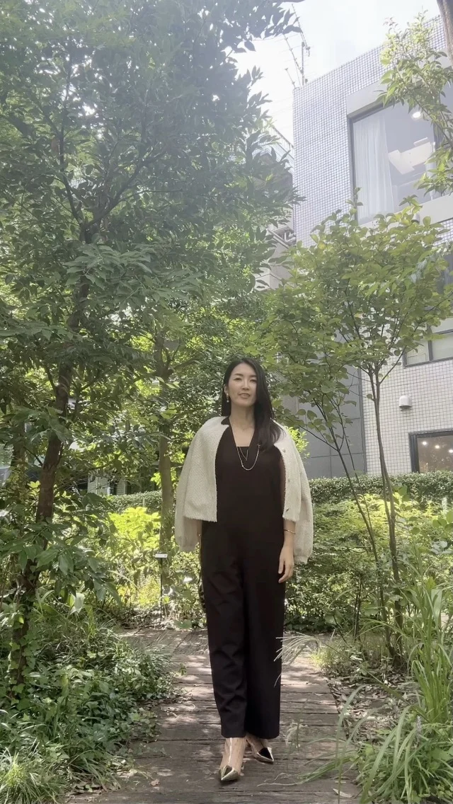 この秋の鉄板】黒サロペット着回し術。小物で差がつく大人の初秋スタイル