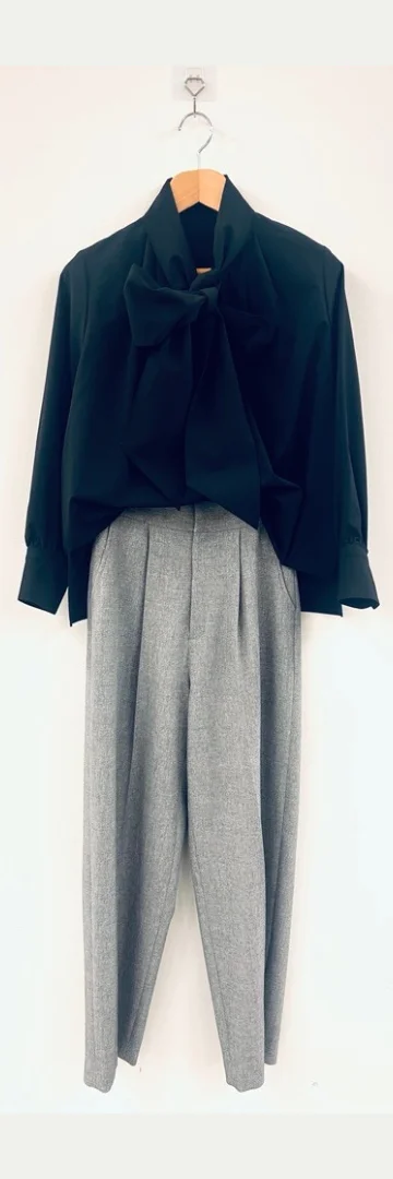 ツイード風腰高見えタックパンツと黒いトップスのコーディネート