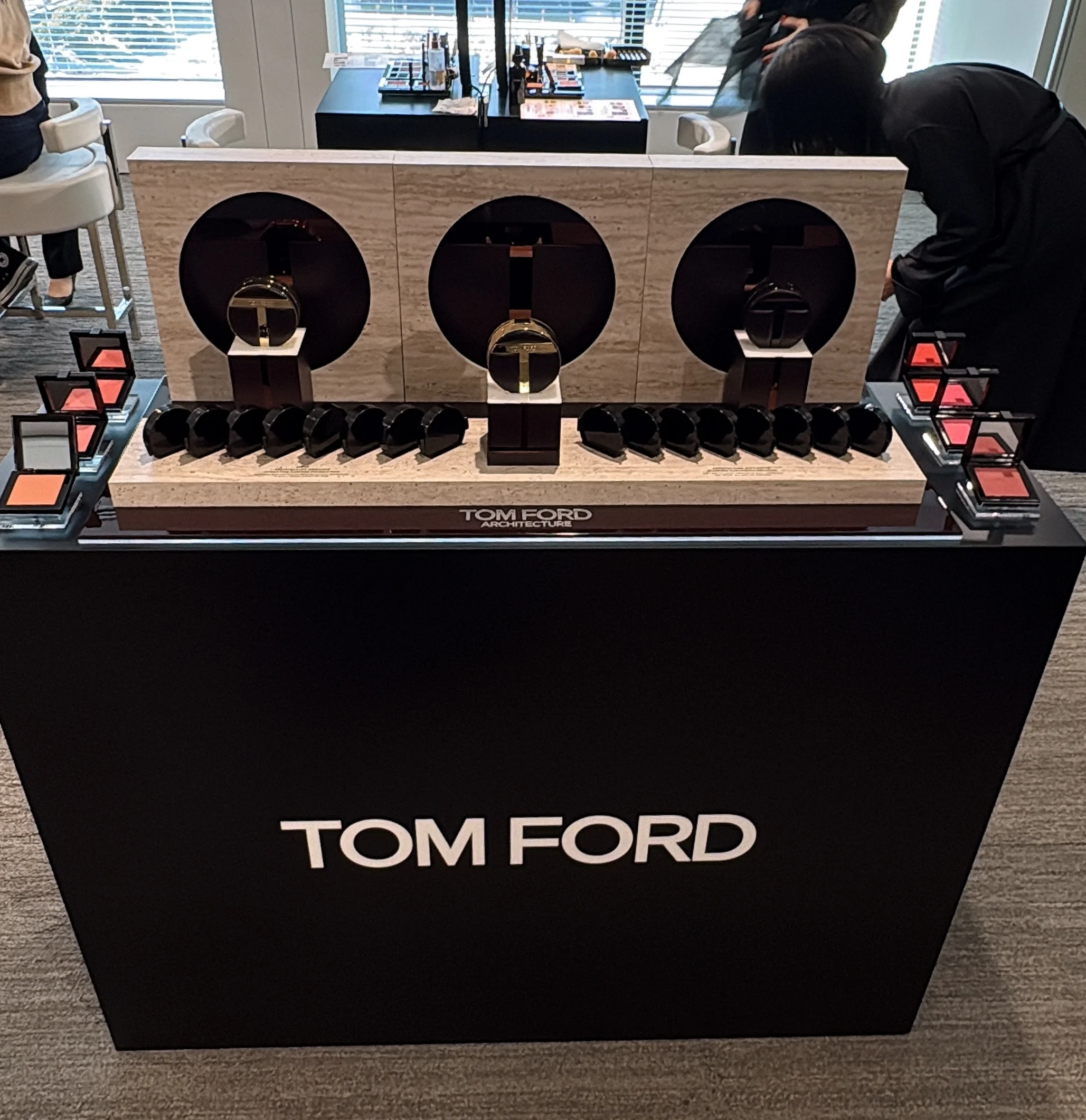 新作コスメ　おすすめチーク　40代　トム フォード ビューティ  アーキテクチャー ソフト マット ブラッシュ　発表会の写真