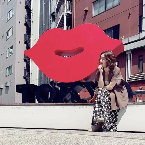 映えるKISS,TOKYOさんのベンチオブジェ