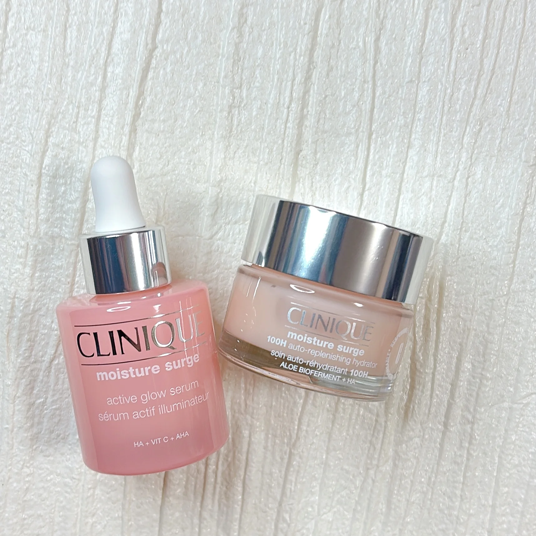 2025 秋冬　新作コスメ　写真左から：モイスチャー サージ グロウ リファイン セラム［医薬部外品］ 30mL ￥6600＜12月5日（金）発売（@cosme SHOPPING、@cosme一部店舗にて先行発売中）＞、モイスチャー サージ ジェルクリーム 100H 30mL ￥3960（写真のサイズ）、50mL ￥5940／クリニーク　CLINIQUE