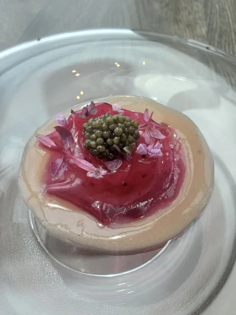 金目鯛のタルタルと紫蘇のラヴィオリ、桃のガスパチョにキャビアを添えた前菜