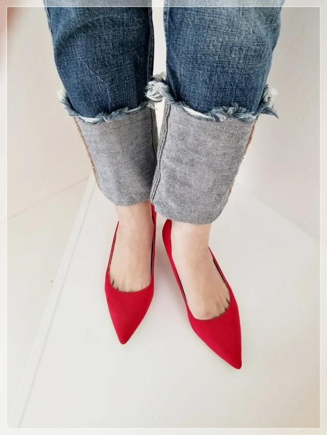 赤パンプス×デニムパンツのファッションコーデ