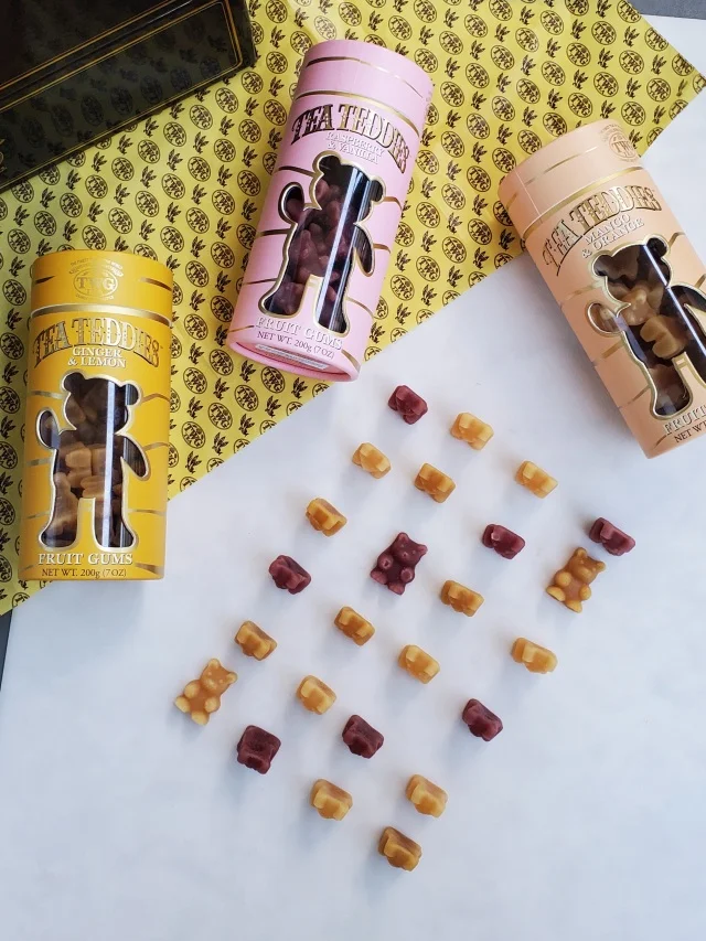 TWG Tea Teddiesのパッケージとテディベア型グミ。高級感あふれるパッケージと可愛らしいグミが並ぶ。
