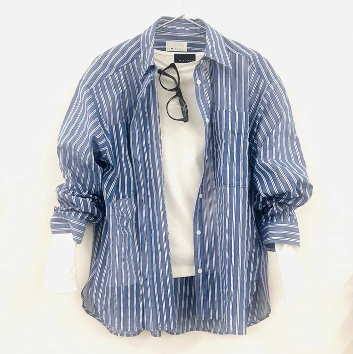 透けストライプボウタイ付きシャツ　白いカットソーとのコーデ