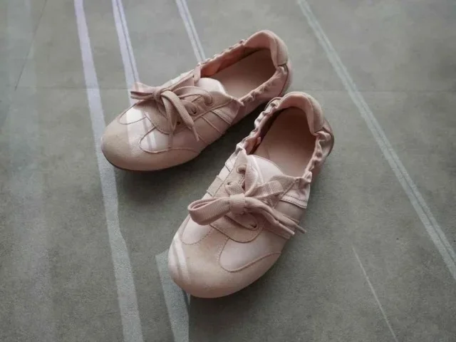 大人の足元アップデート！ 40代のきれいめコーデに合うスニーカー５選_1_12