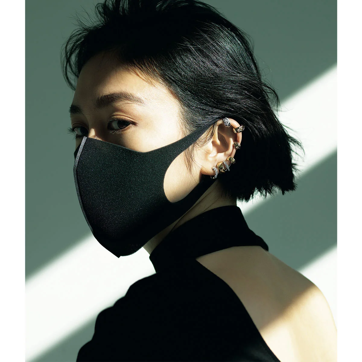 マスク時代に、華やかに横顔を照らす「美人ピアス」 | ファッション誌